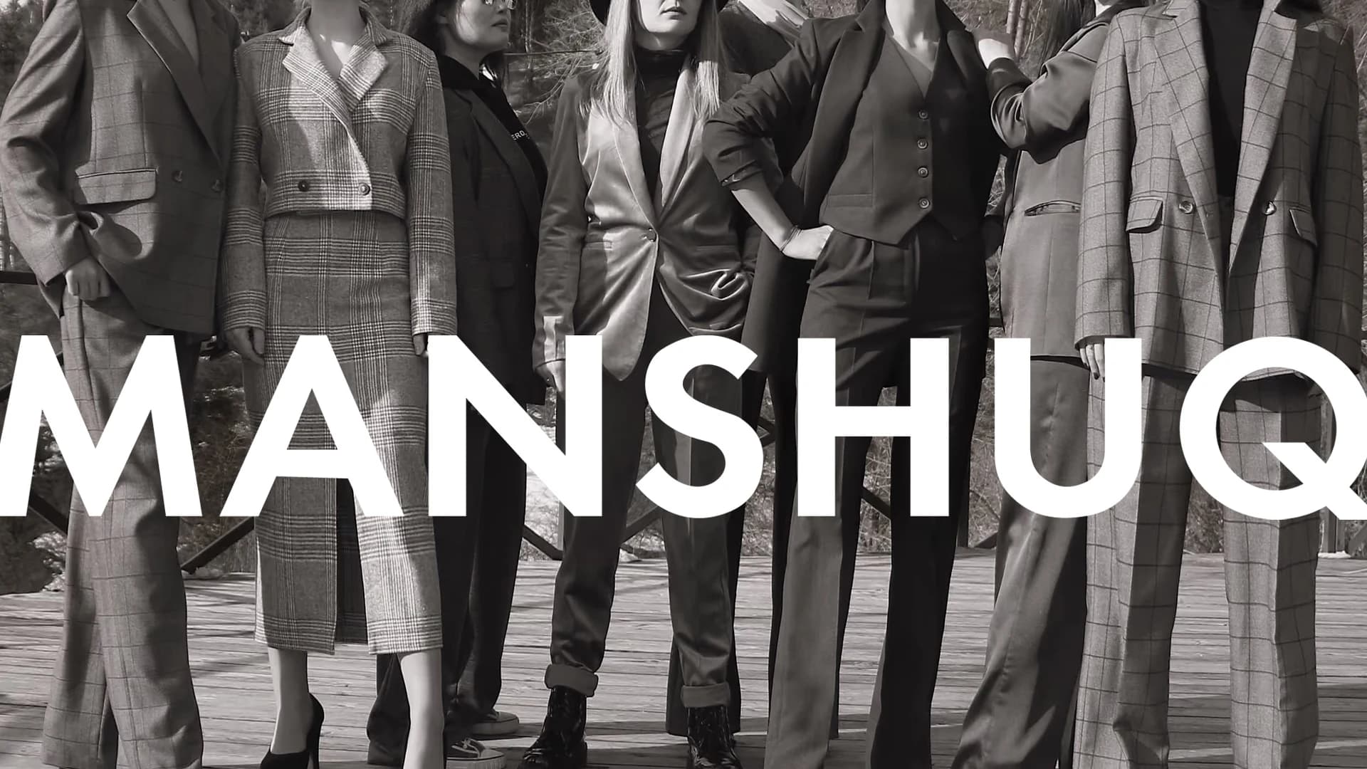 Чёрно-белое фото женщин с надписью Manshuq