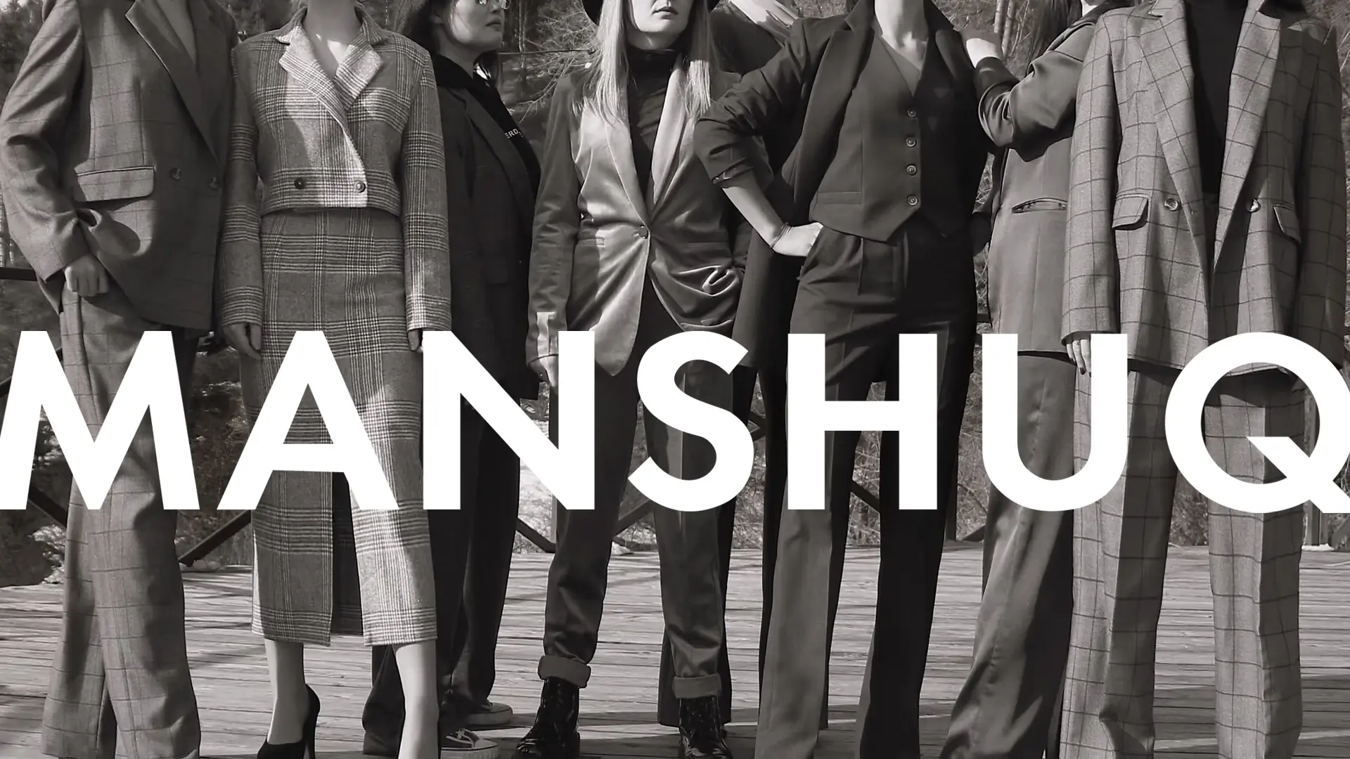 Чёрно-белое фото женщин с надписью Manshuq